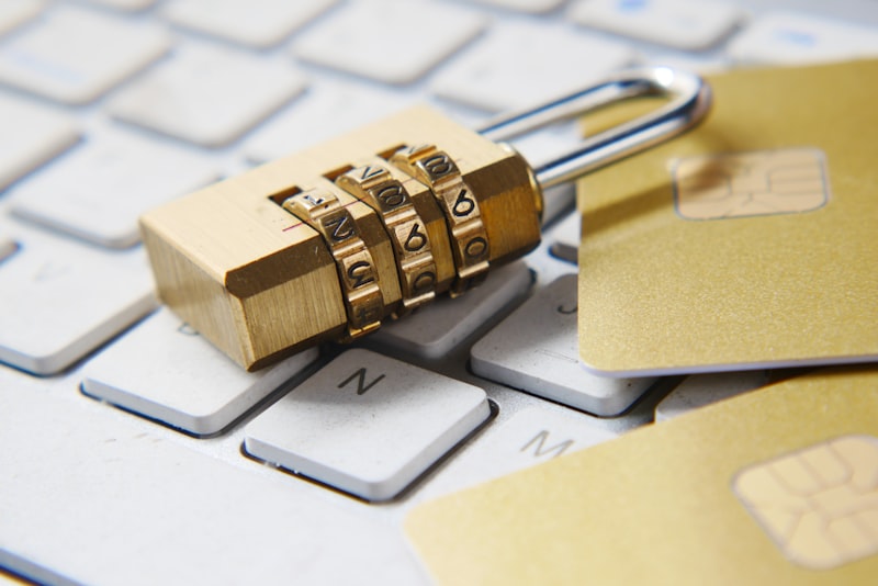 Candado dorado sobre teclado representando seguridad criptográfica