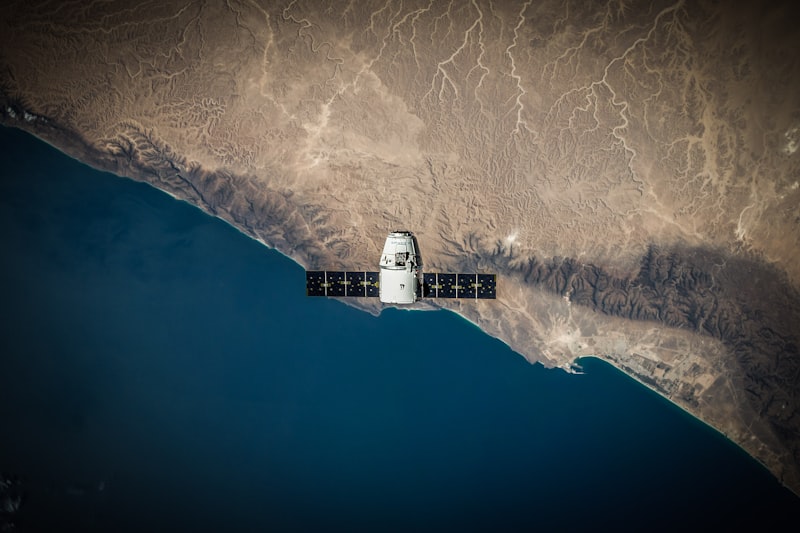 Satélite en órbita sobre la Tierra representando señal GNSS